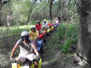 Eine Gruppe beim Quad-Biking in Namibia