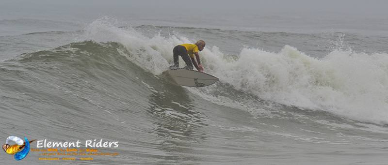 Element-Riders Surfen in Namibia - die perfekte Welle