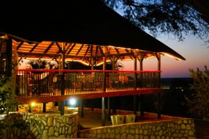 Stampriet-Historical-Guesthouse_Lapa-Deck-nach-Sonnenuntergang