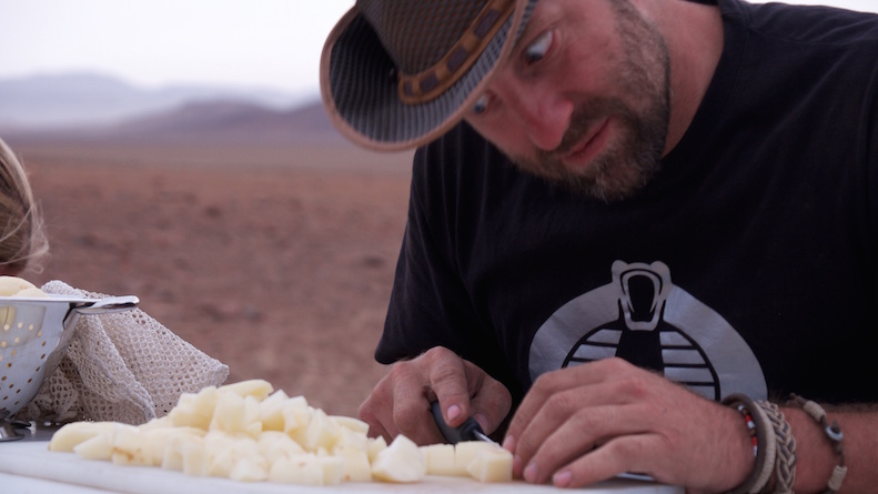 Oliver Beccarelli - auf Namibia-Expedition beim Käse schneiden