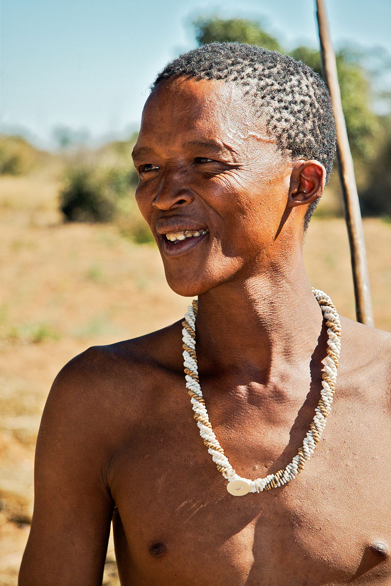 San-Jäger in Namibia - mit der traditionellen Kette aus Straußeneischalen