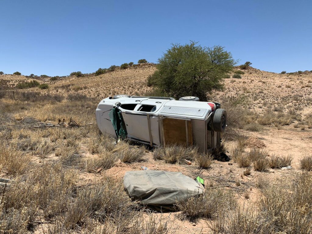 Rollover - Camper in Namibia nach Überschlag