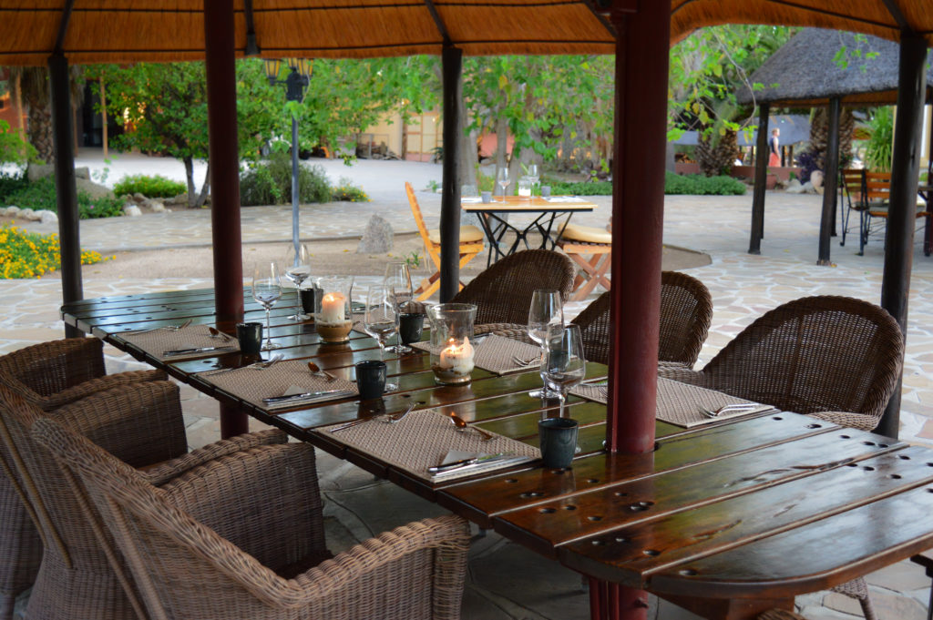 Blick auf den gedeckten Tisch im Innenhof der Onduruquea-Gästefarm