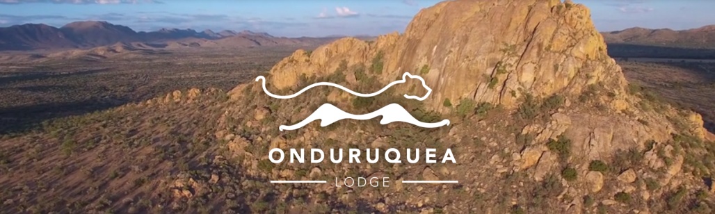 Luftaufnahme der Erongo-Berge auf der Onduruquea-Gästefarm