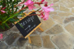 Schild auf Onduruquea: Massage, Pfeil, ask for more info
