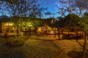 Blick auf den abendlichen Innenhof der Gästefarm