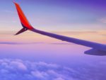Flugzeugflügel über den Wolken