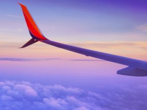 Flugzeugflügel über den Wolken