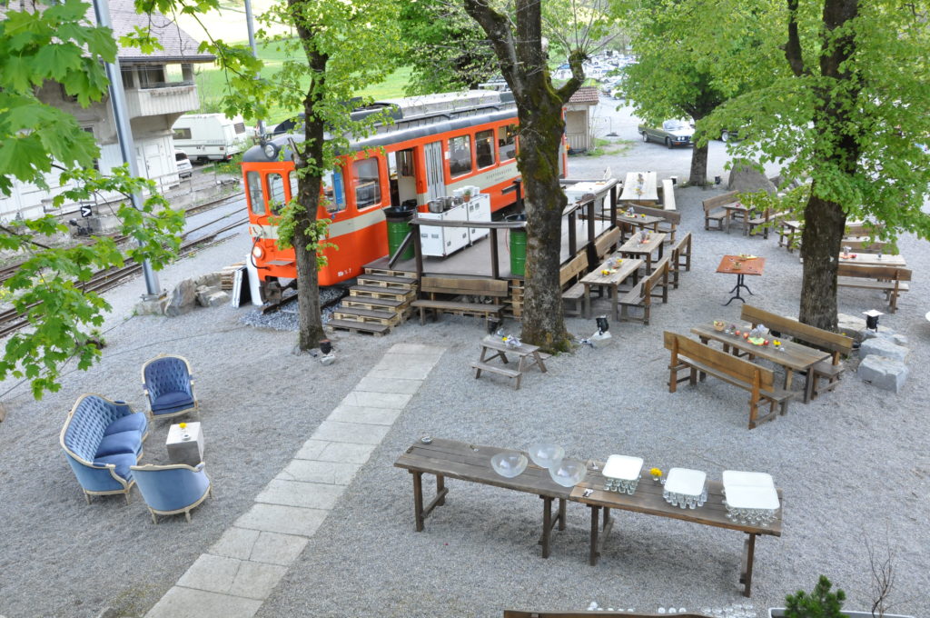 Sicht auf die rote Loki der Loki-Bar in Wasserauen