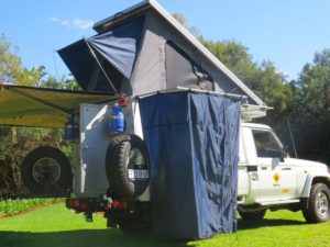 Aufgebauter Pop-Up-Camper von Bushlore auf Basis Land-Cruiser