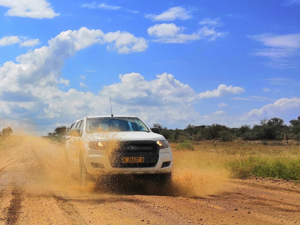 Ford Ranger in Namibia - Pfützendurchfahrt auf unbefestigten Straßen