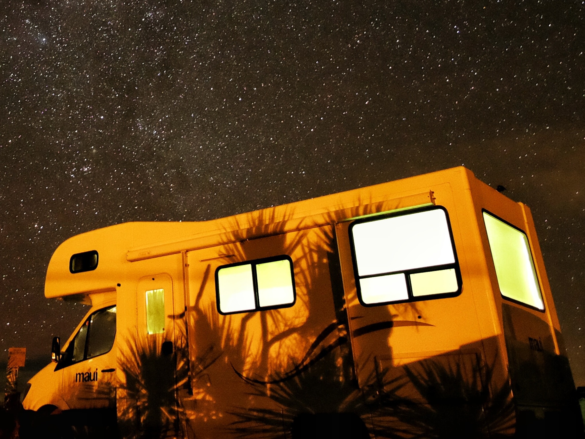 Wohnmobil unter Sternenhimmel