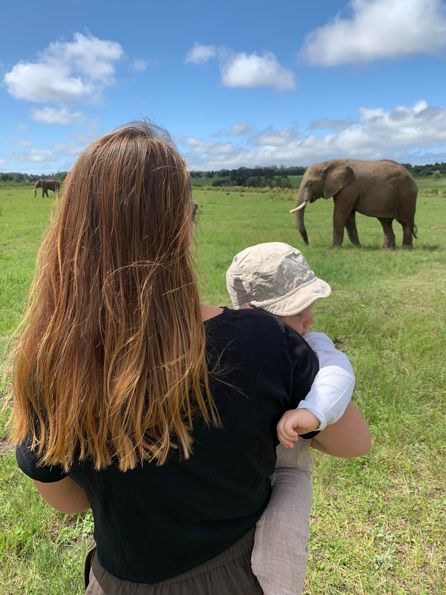 Mutter mit Kleinkind bei Elefantenbeobachtung