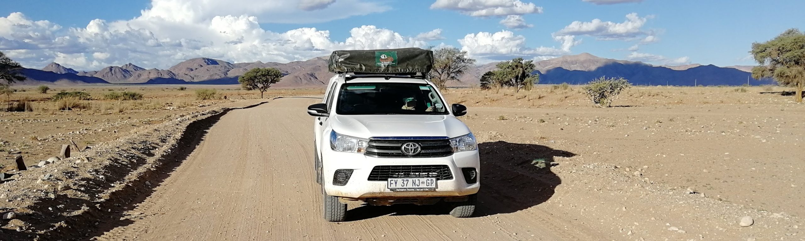 Allrad-Camper vor Bergen in Namibia
