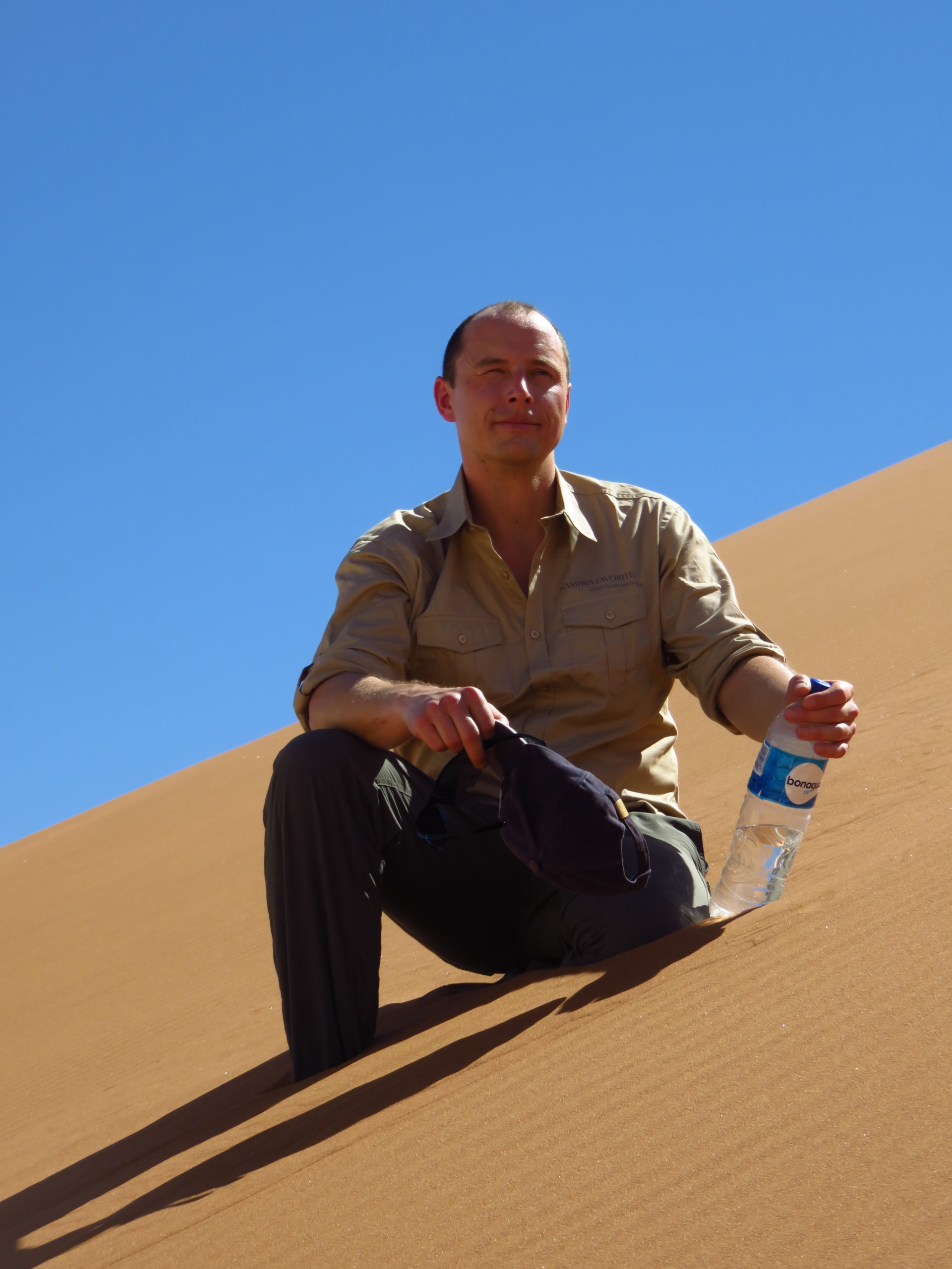 Sven Eltzschig, Inhaber & Geschäftsführer Namibia Favorites hier auf einer Düne beim Sossusvlei mit Himmel im Hintergrund