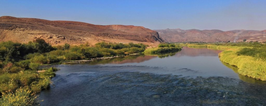 Grenzfluss Oranje - immergrün trennt er Namibia & Südafrika voneinander