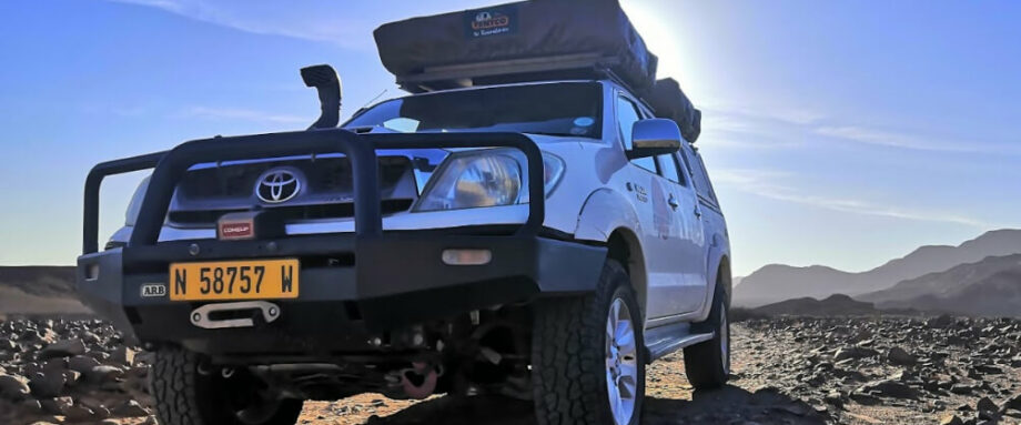 Namibia - Dachzeltcamper vor namibischer Landschaft