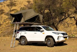 Toyota Fortuner mit 1 aufgebauten Dachzelt in Namibia
