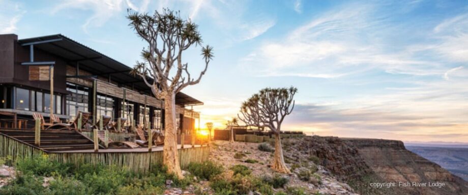 Blick aufs Hauptgebäude der Fish River Lodge direkt am Rande des Fish River Canyons in Namibia mit grandioser Aussicht über den Canyon.