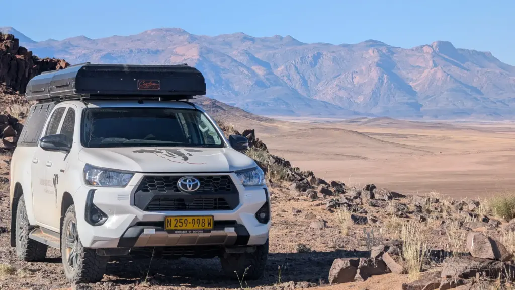Dachzeltcamper von Namibia Favorites mit dem Brandbergmassiv im Hintergrund