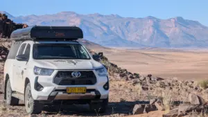 Dachzeltcamper von Namibia Favorites mit dem Brandbergmassiv im Hintergrund