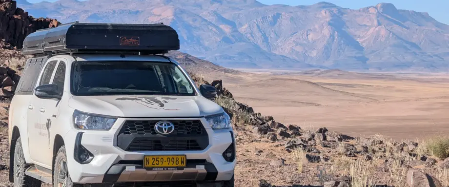 Dachzeltcamper von Namibia Favorites mit dem Brandbergmassiv im Hintergrund